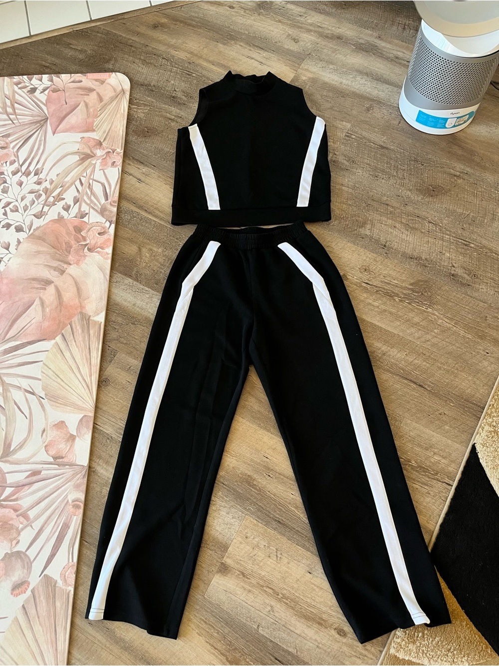 Black & White Sleeveless Crop Top and Wide-Leg Pants Set size small